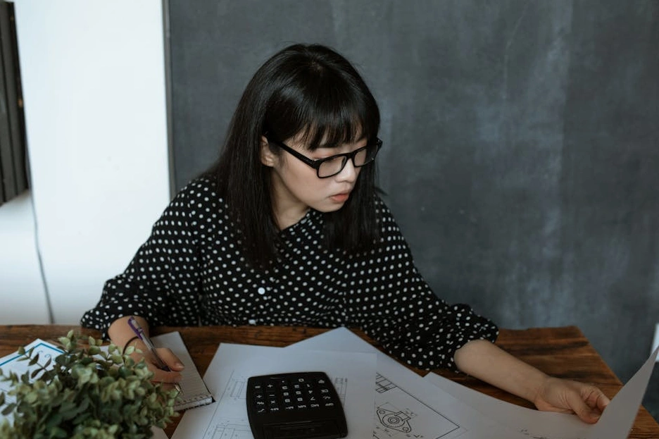 Analityk przeglądający wykresy na monitorze komputera