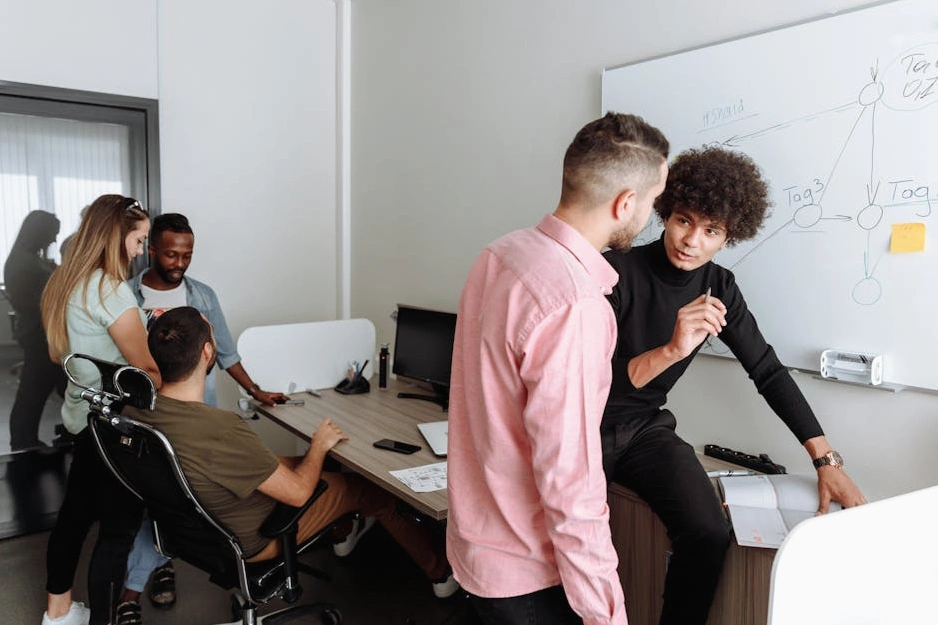 Zespół kreatywny podczas burzy mózgów przy tablicy